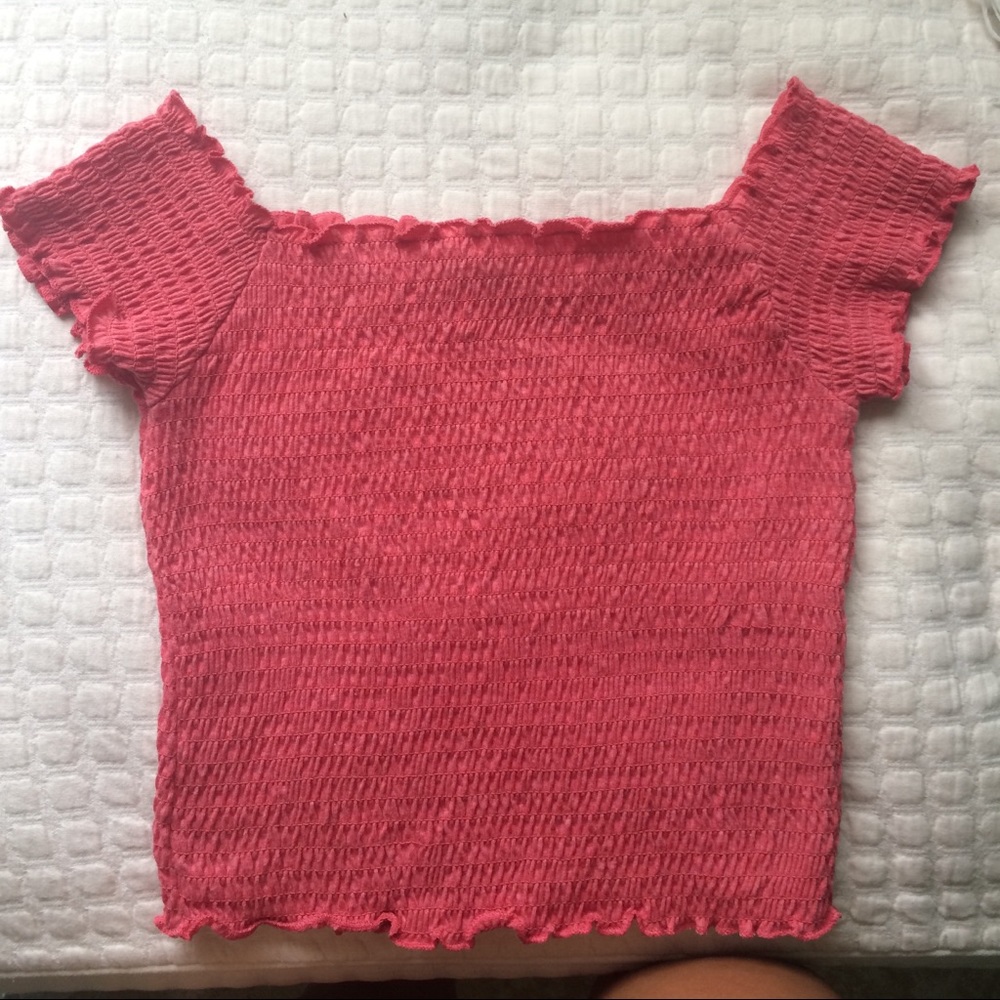 Over the shoulder small ruffles super cute top!!