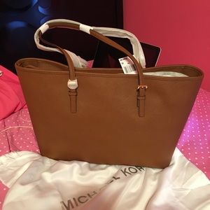BRAND NEW NEVER USED micheal Kors jet set tote