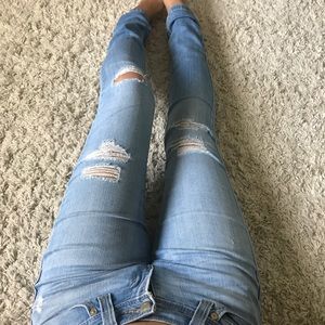 Distressed levis Demi curve jeans!