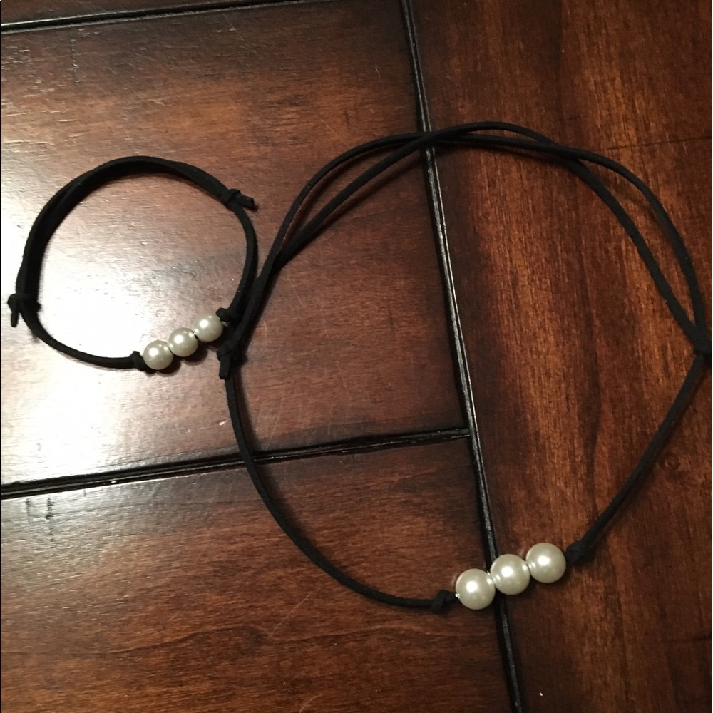Adjustable suede and pearl choker and bracelet set