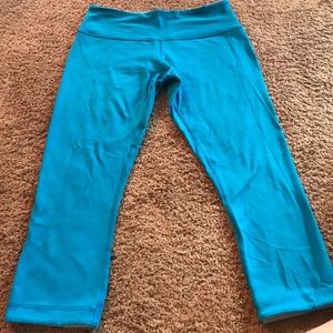 Lululemon blue wunder under crops, size 8