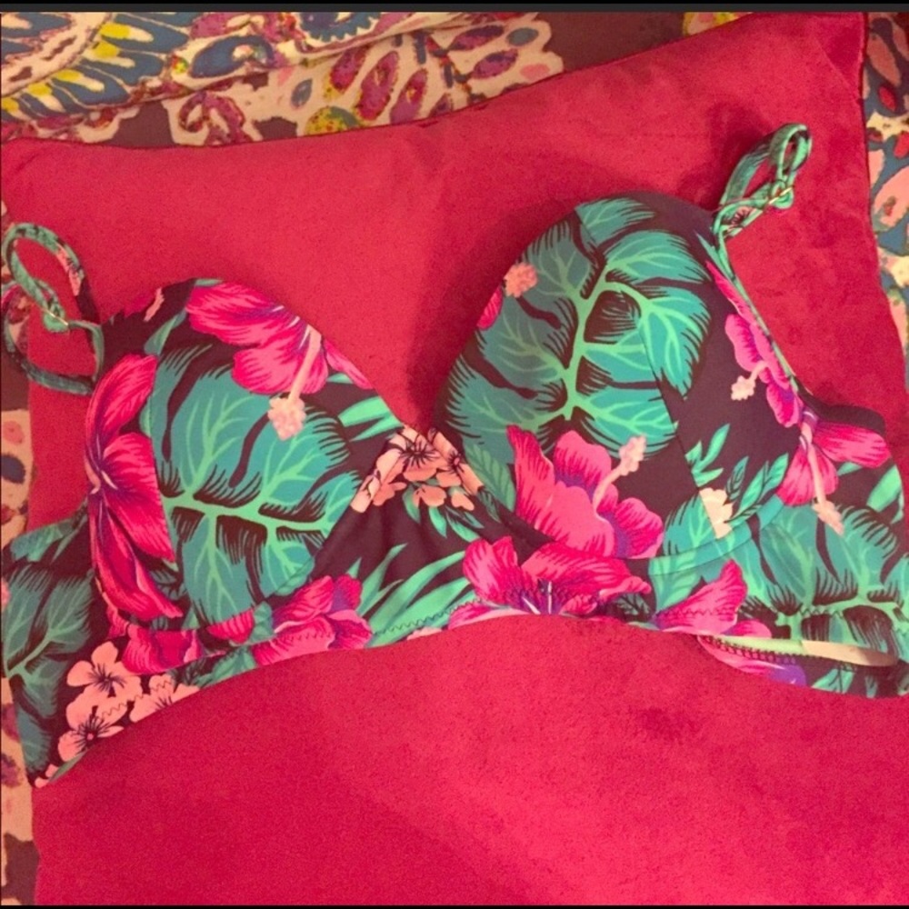 Floral push-up pink bikini top.