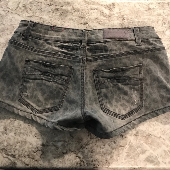 Black/gray jean shorts - Picture 2 of 3