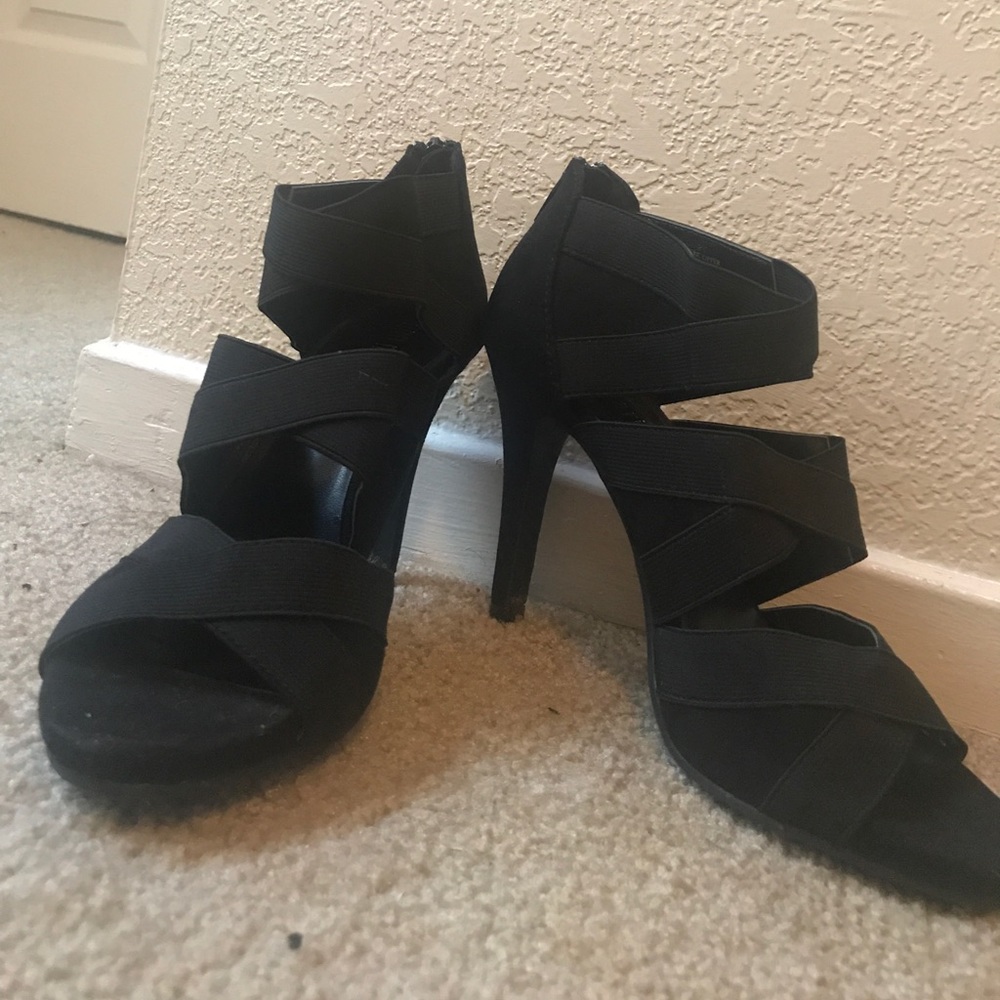 BLACK STRAPPY HEEL
