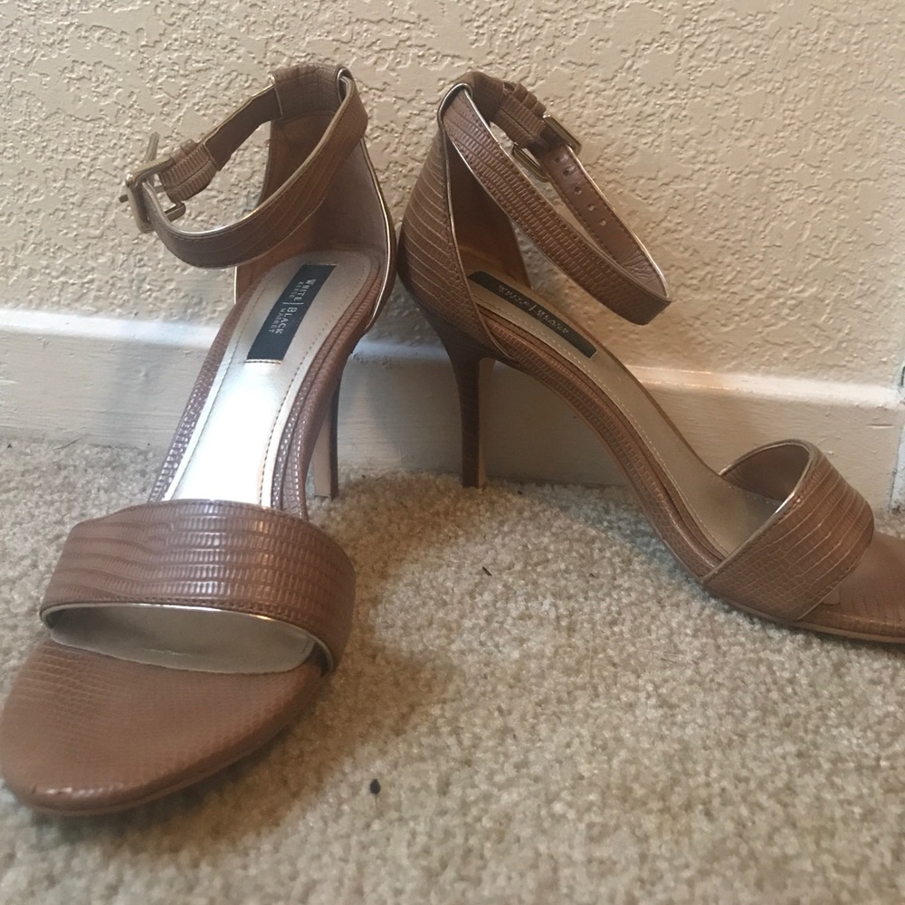 WHOTE HOUSE BLACK MARKET HEEL