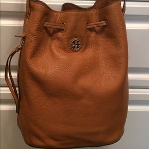 Tory burch leather drawstring bucket cross body.