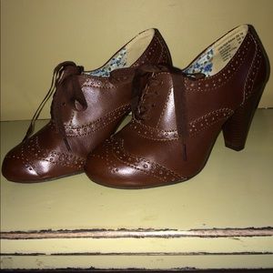 American Eagle Oxford Lace Up Heels