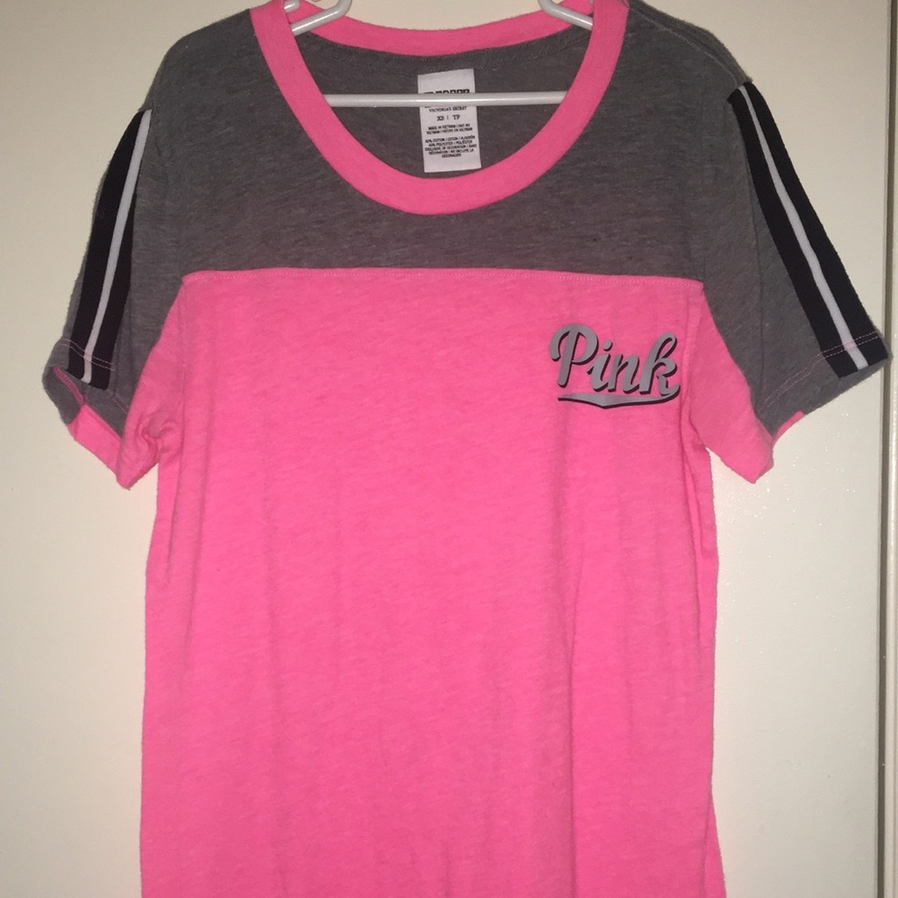 vs pink t-shirt. worn once. it can fit a medium.