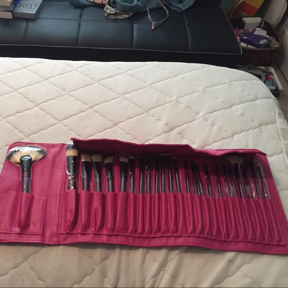Makeup brush set of 25