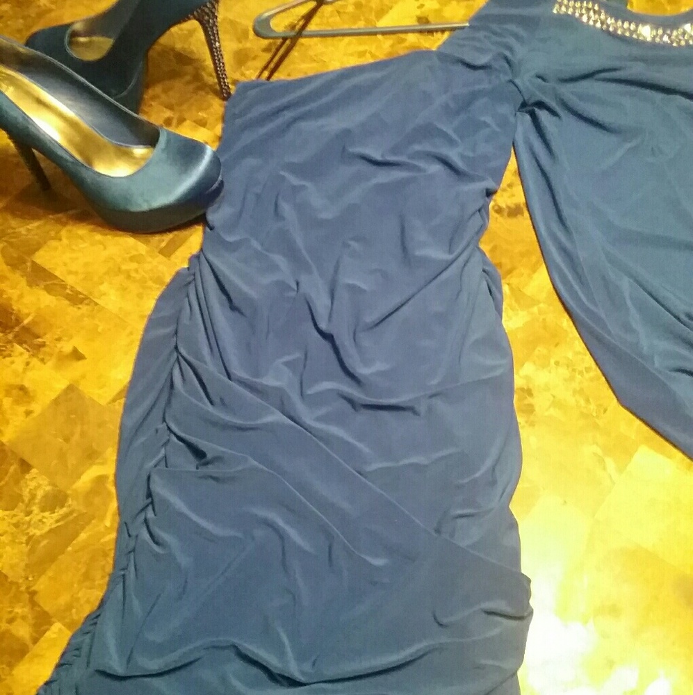 One cold shoulder dress XL