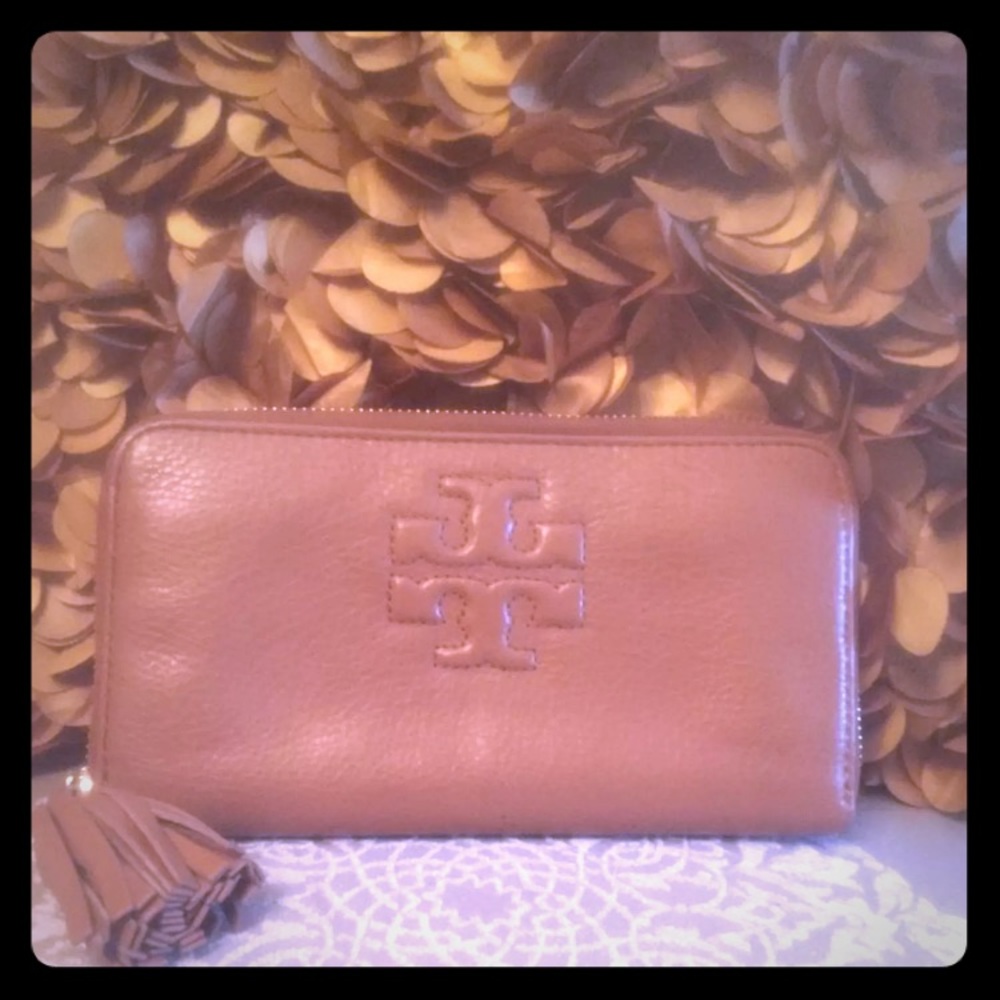 🌸SALE🌸 Tory Burch Thea Tassel Wallet.