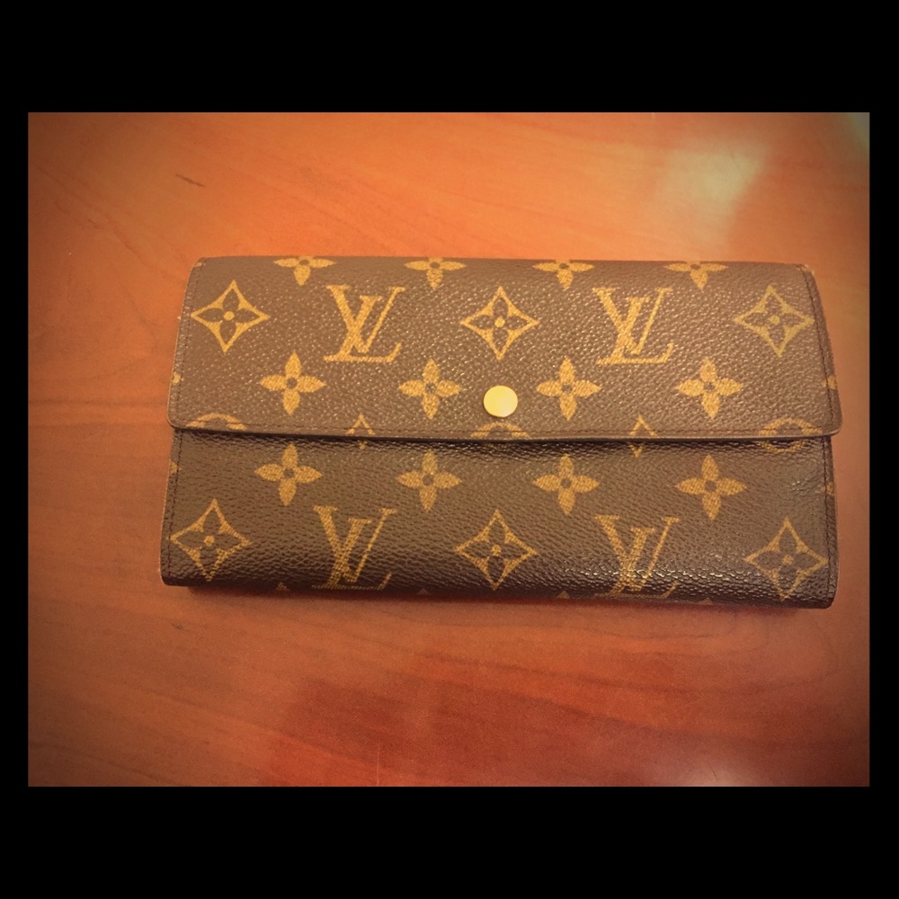 💯 Authentic Louis Vuitton Sarah Wallet