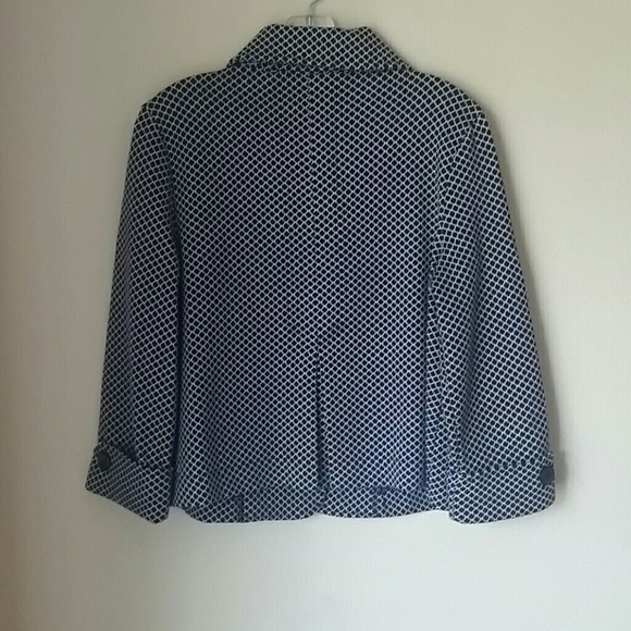 A black and white patterned jacket - Picture 3 of 4