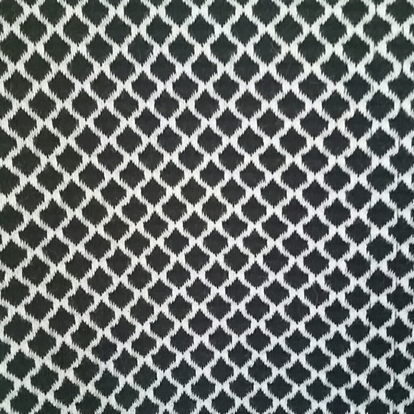 A black and white patterned jacket - Picture 4 of 4