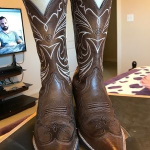 Selling brand new Ariat boots
