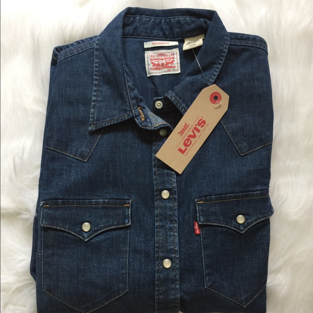 ❣️SALE❣️ Levi's NWT western style denim shirt