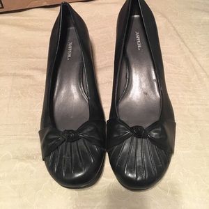 Kitten heels (black)