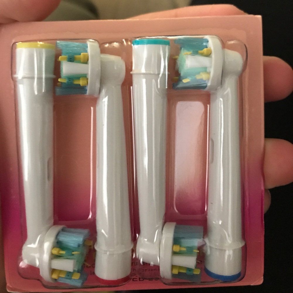 4 replacement brush heads for Oral B