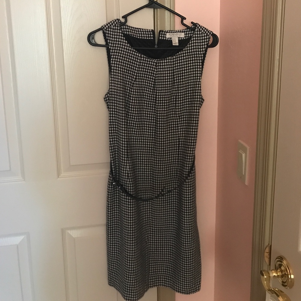 Forever 21 Houndstooth Print Dress with Belt! Sz M