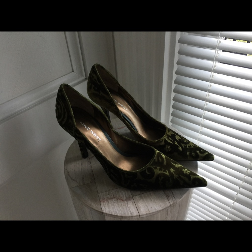 Nine West green velour print pumps.