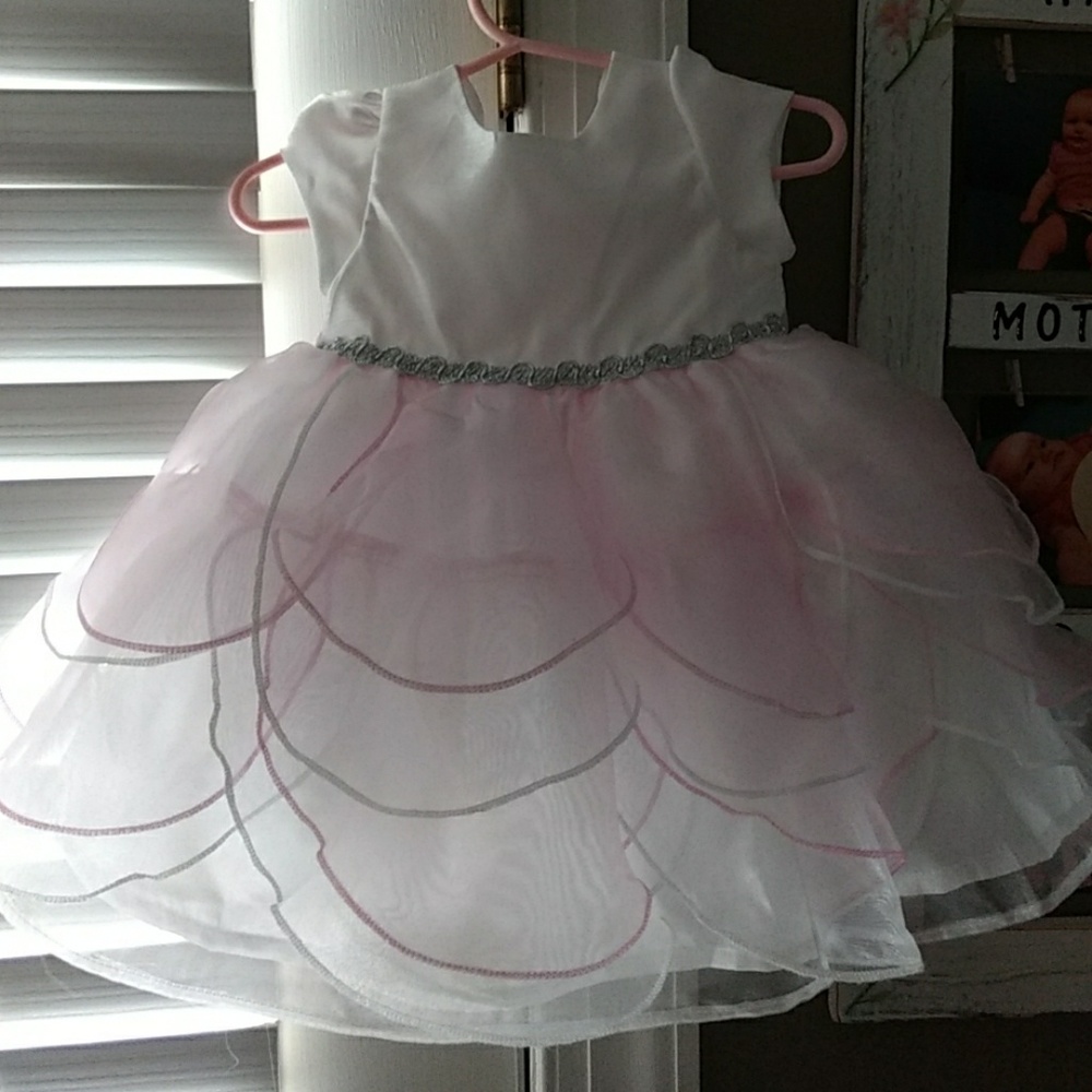 NWT Beautiful peddle dress