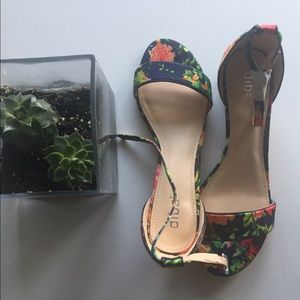 🎉HP!🎉 Navy Floral Wedge Sandals 🎉