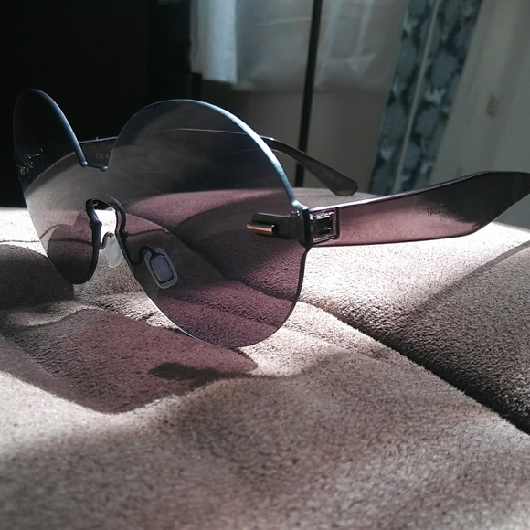 Super Chic Sunnies - Picture 1 of 4