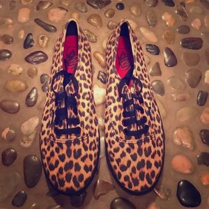 Leopard print vans .