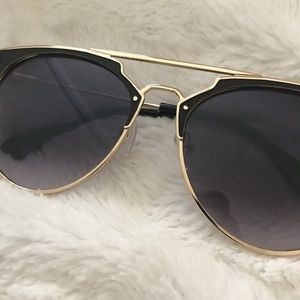 🌸Modern Sunglasses with Gold Rim & Gray Frames🌸