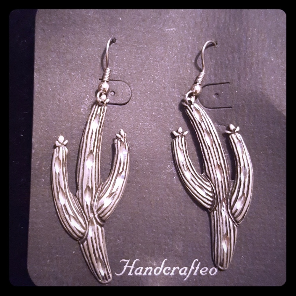 Handcrafted silver saguaro dangly earrings.