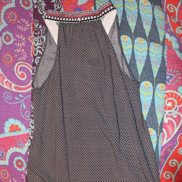 Black and White Flowy Top- Pants Store Brand - Picture 2 of 3