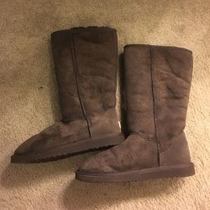 UGG Women's Classic II Tall Boot - Brown