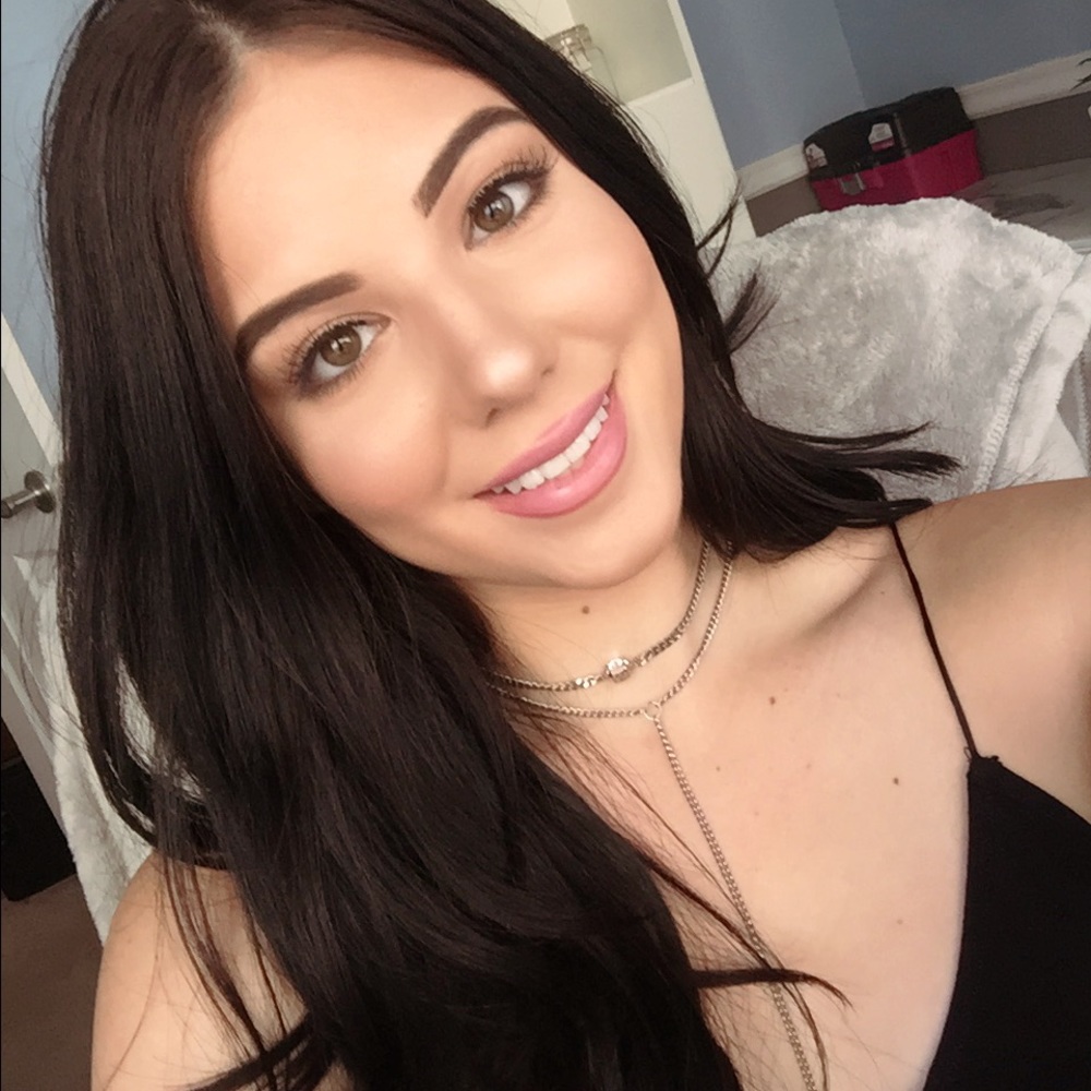 Meet your posher, Kiana!