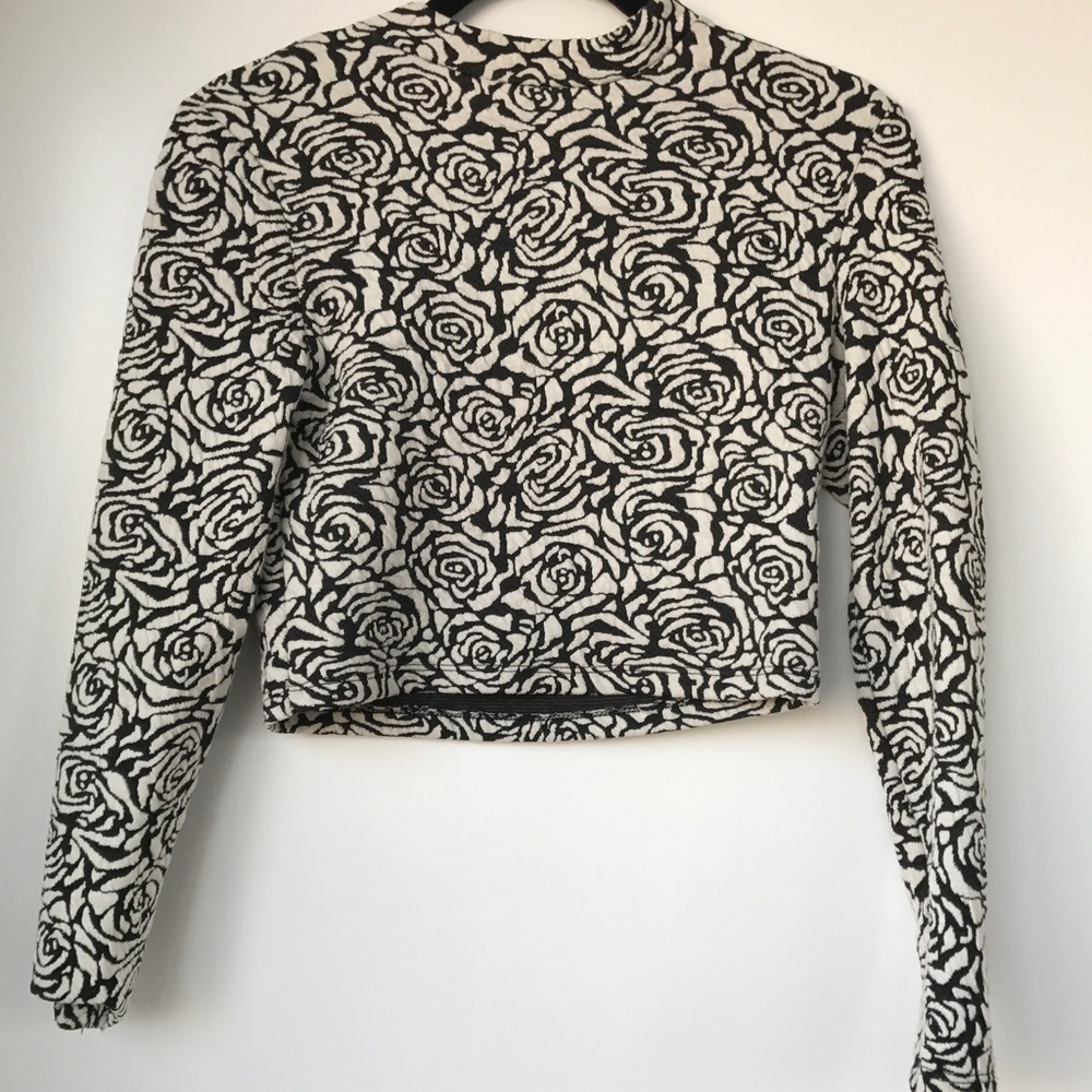 Black and White Floral long-sleeved crop top