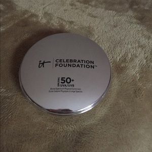 It Cosmetics Celebration Foundation Powder, Light