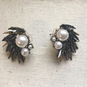 Gray and pearl geometric earrings