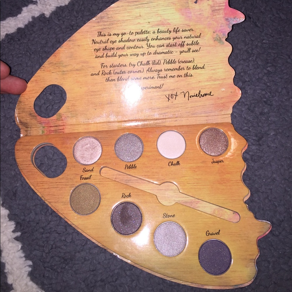 Color prevails eyeshadow - Picture 2 of 2