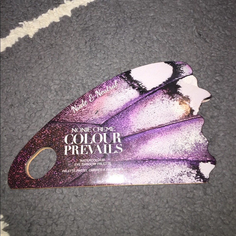 Color prevails eyeshadow