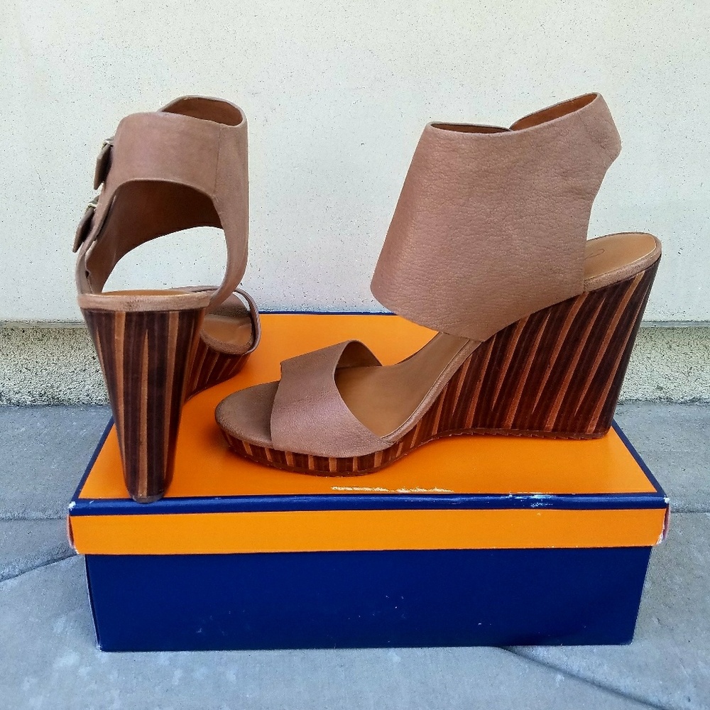 Stylish Wedges by Arturo Chiang - Picture 4 of 5
