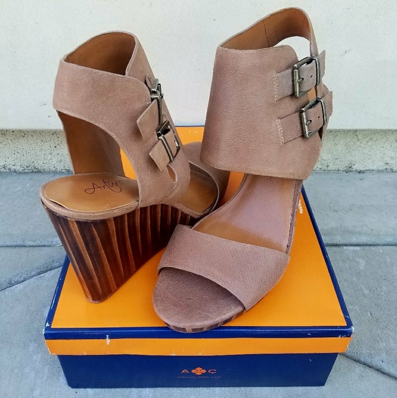 Stylish Wedges by Arturo Chiang - Picture 2 of 5