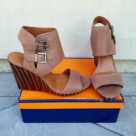 Stylish Wedges by Arturo Chiang - Picture 3 of 5