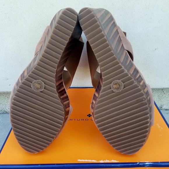 Stylish Wedges by Arturo Chiang - Picture 5 of 5