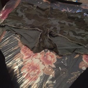 Lei camo shorts