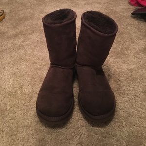Brown short ugg boots size 5