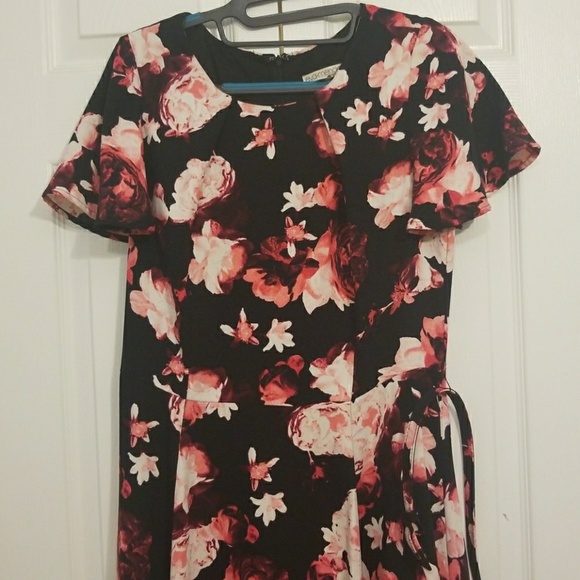 Dresses - Picture 2 of 4