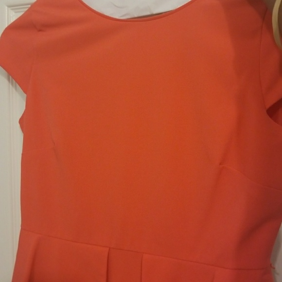 Dresses - Picture 3 of 4