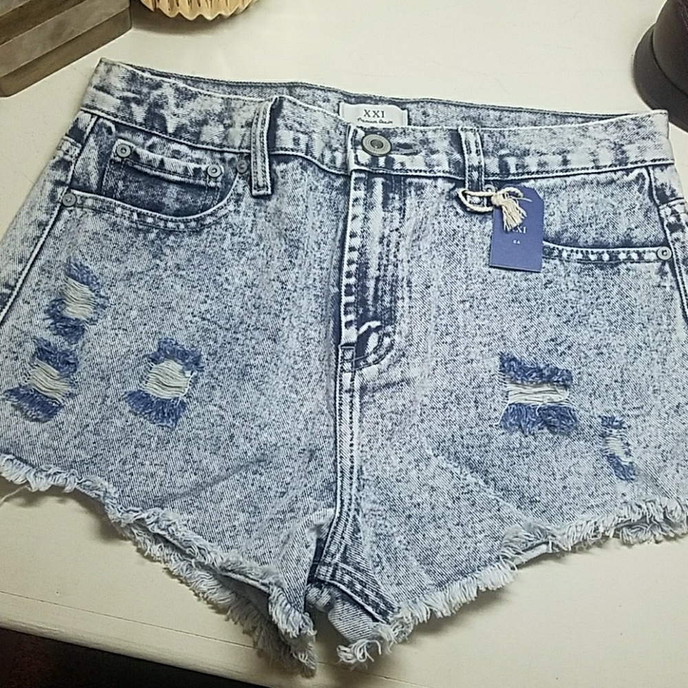 🆕NWT F21 Light distressed cutoffs