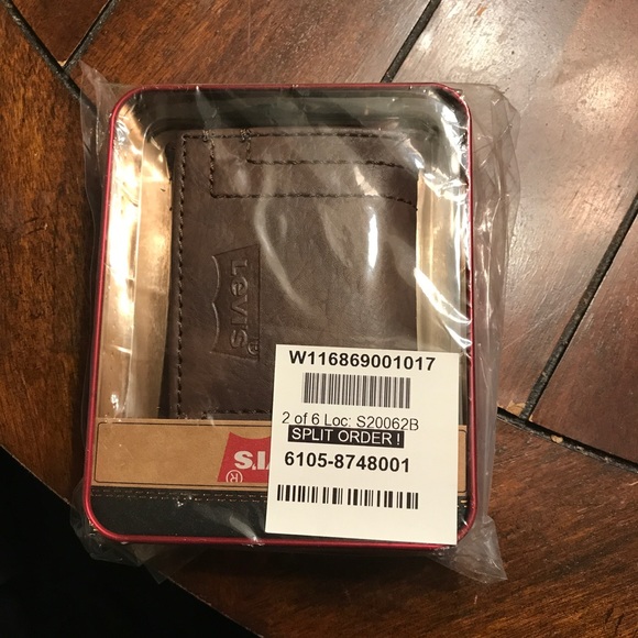 Sold! NIB Levi's Brown Tri-fold wallet - Picture 3 of 3