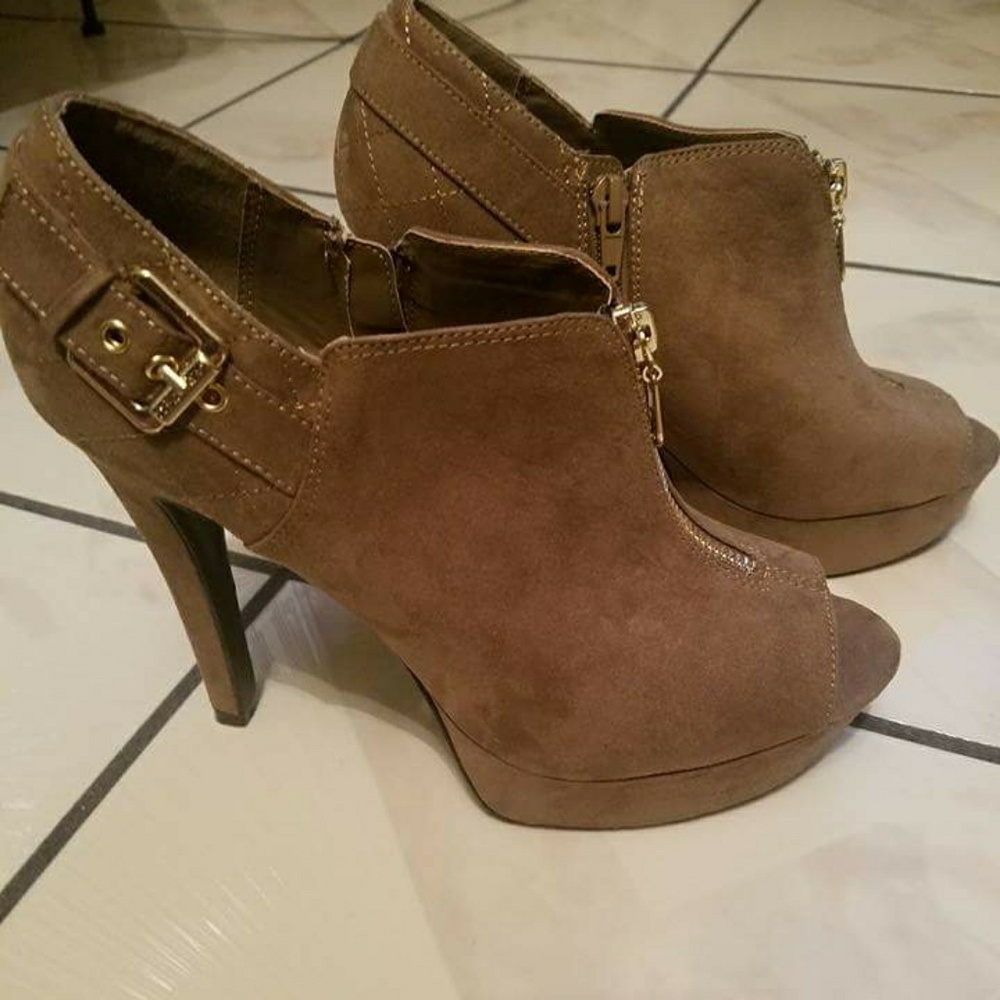 New never worn Guess heel booties