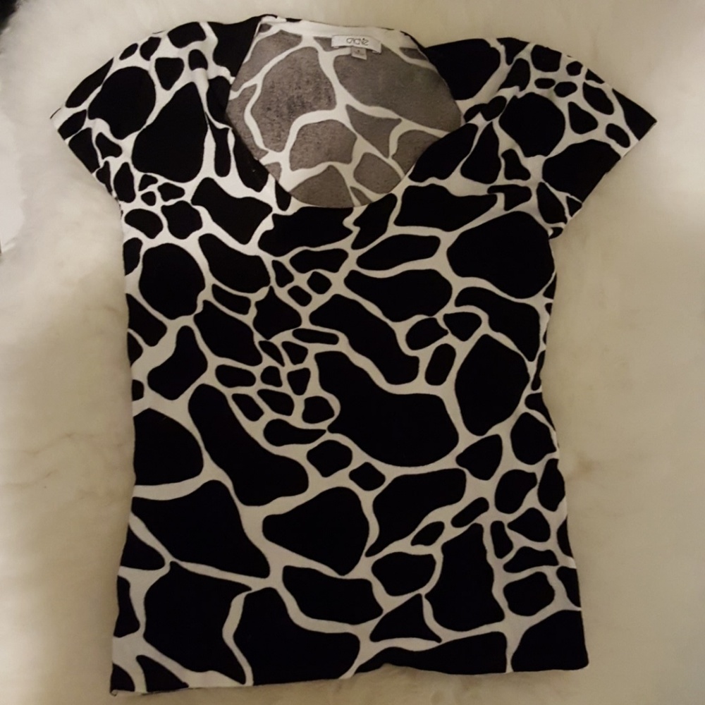 Black/white short sleeve lt wt giraffe sweater